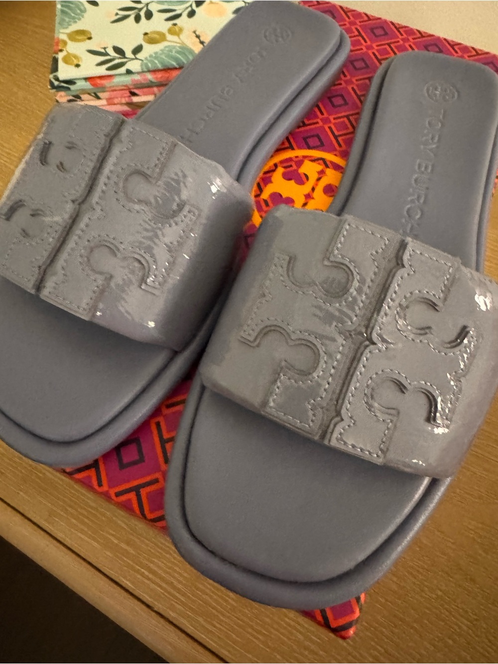 Tory Burch Kids Patent Logo Slide Sandals in Light Lilac